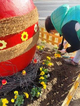 Velikonočna dekoracija ob cesti na Brdinjah (3)
